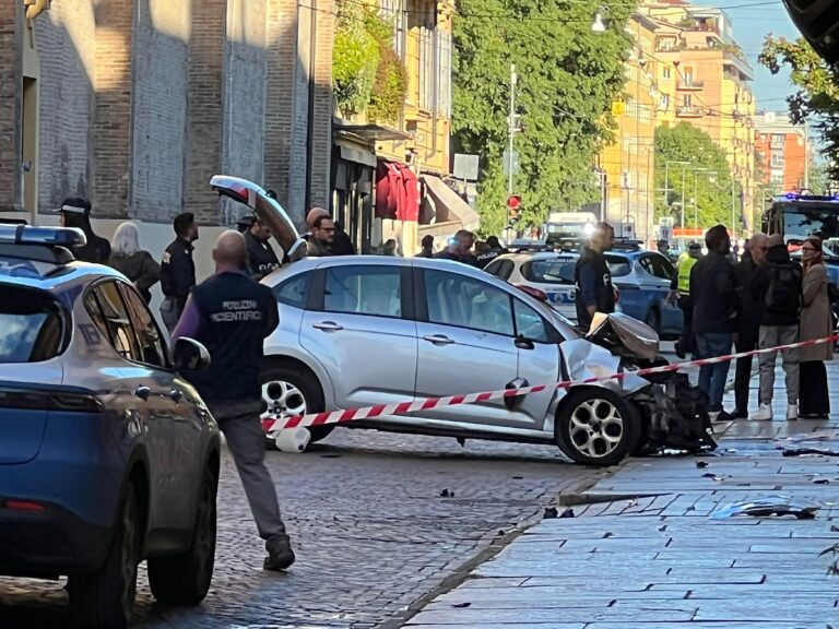 Vista de la calle donde ocurrió el atropello múltiple en Módena, Italia
