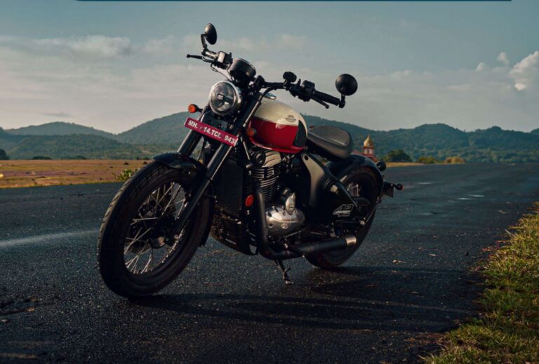 Moto JAWA modelo clásico 350 Classic sobre fondo neutro