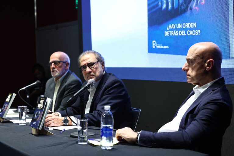 Jorge Argüello durante la presentación de Efecto Mariposa en la Feria del Libro