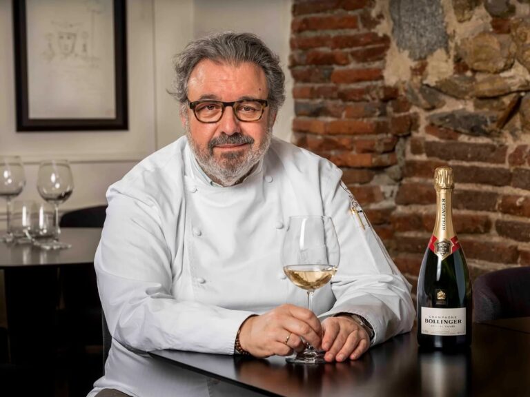 Arroz blanco cocido con ajo, laurel y caldo, servido en una cacerola