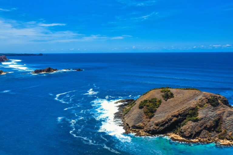 Isla Kanehunamoku en el horizonte al amanecer entre Maui y Molokai