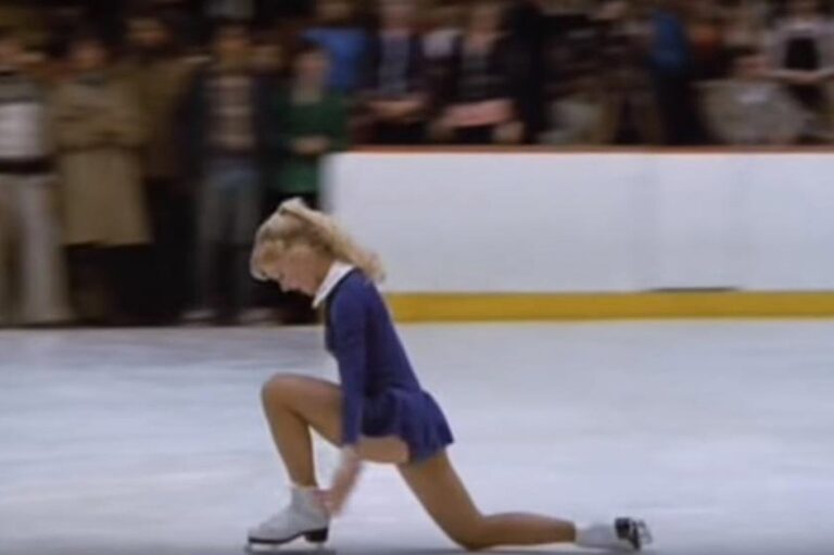 Escena de la película Castillos de hielo con una patinadora en el hielo
