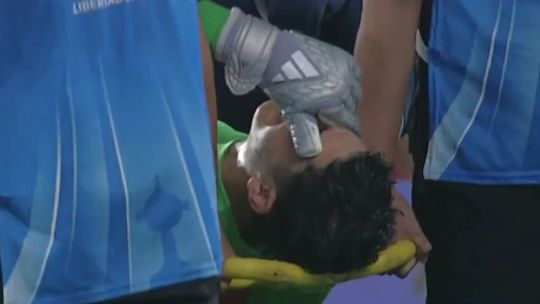 Leandro Brey siendo atendido en el campo de juego