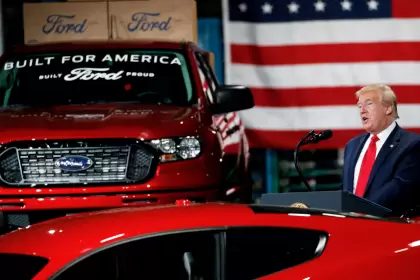 Legisladores demócratas en el Capitolio debatiendo sobre automotrices chinas