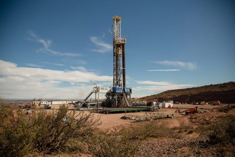 Vista aérea de instalaciones de YPF en Vaca Muerta con equipos de perforación