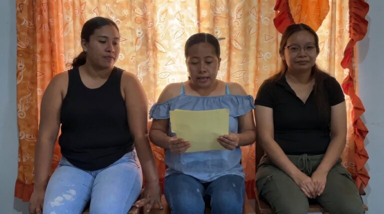 Madres de familia protestan frente a la Fiscalía de Oaxaca exigiendo la captura de un maestro acusado de abuso sexual