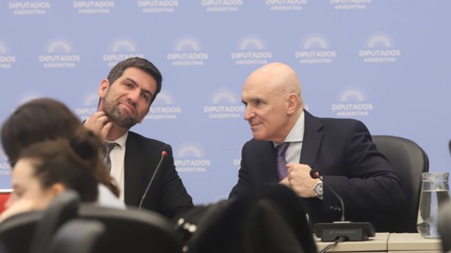 Diputado Manuel Quintar junto a un Tesla Cybertruck en la cochera del Congreso