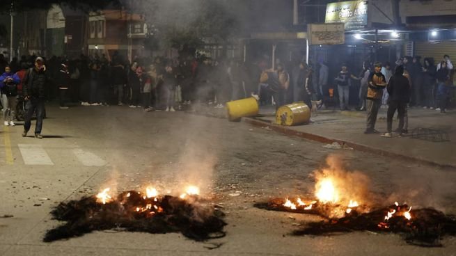 Manifestantes y policías en puente Rancagua durante marcha por Agostina Vega en Córdoba