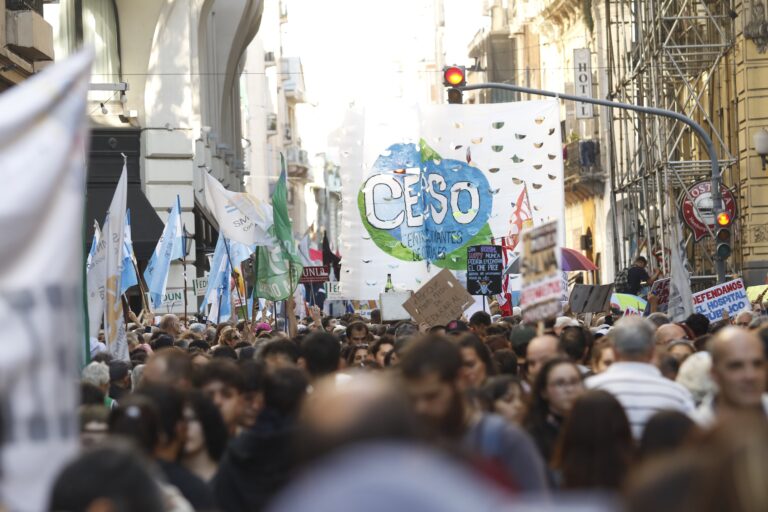 Multitud de personas con banderas marchando por la educación pública en Argentina
