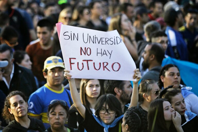 Manifestantes con carteles en Plaza de Mayo durante marcha universitaria