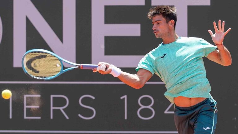 Mariano Navone celebrando su victoria ante Casper Ruud en el ATP 250 de Ginebra