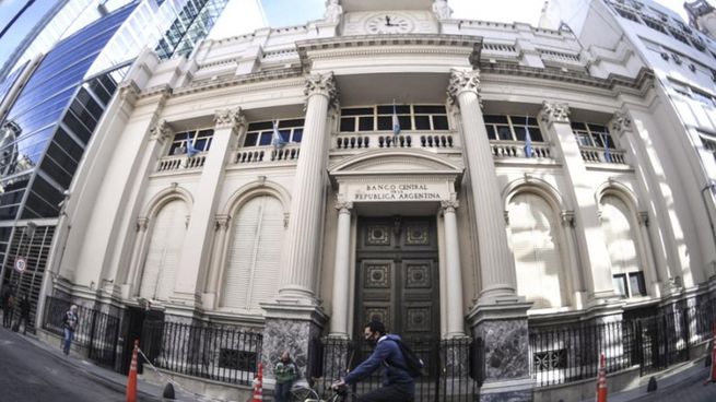 Gráfico de billetes de pesos argentinos y curvas de crédito en baja