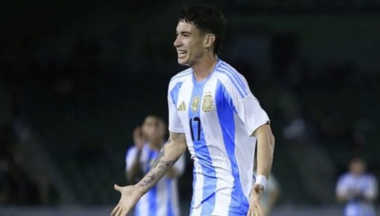 Matías Soulé durante una práctica con la Selección argentina