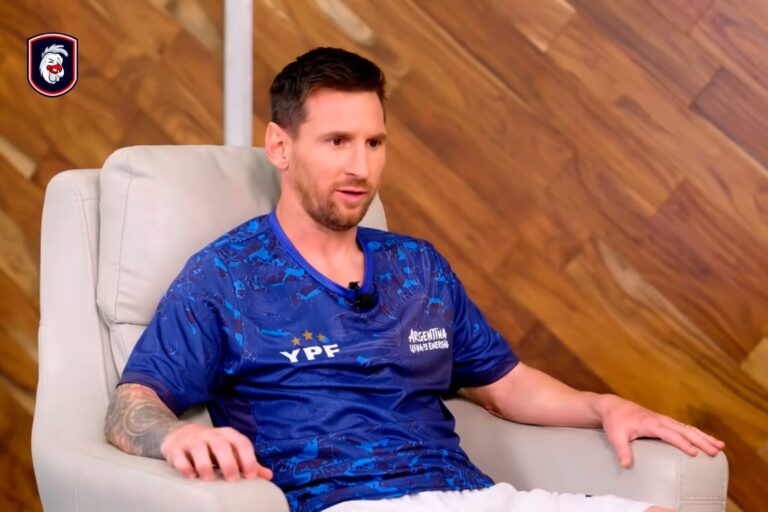 Lionel Messi con la camiseta de la selección argentina en conferencia de prensa