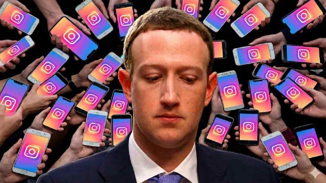 Adolescente usando Instagram en un teléfono móvil con expresión preocupada