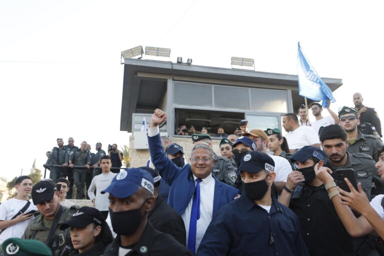 Itamar Ben Gvir ondeando la bandera israelí en el Monte del Templo durante la Marcha de la Bandera