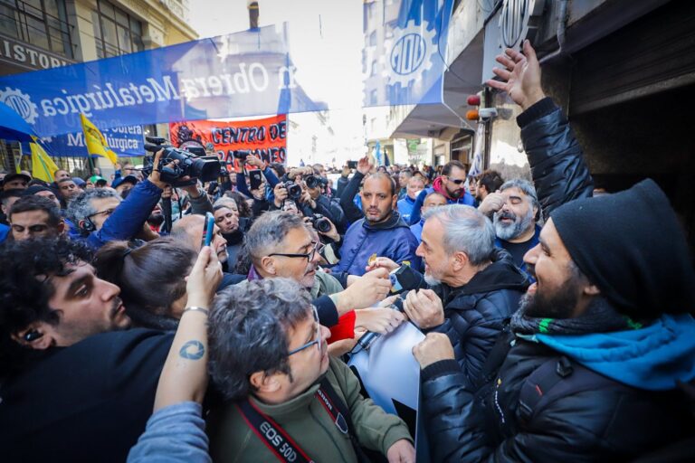 Concentración sindical frente a la sede de la UOM en Buenos Aires