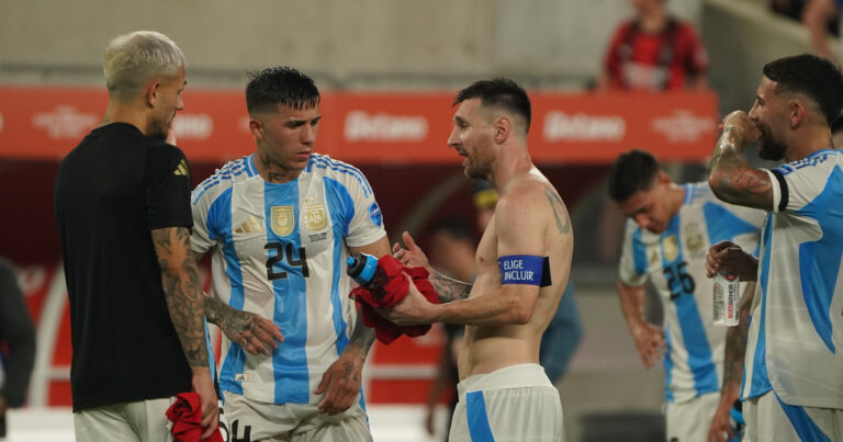 Jugadores de la Selección Argentina con calor extremo en un estadio de fútbol