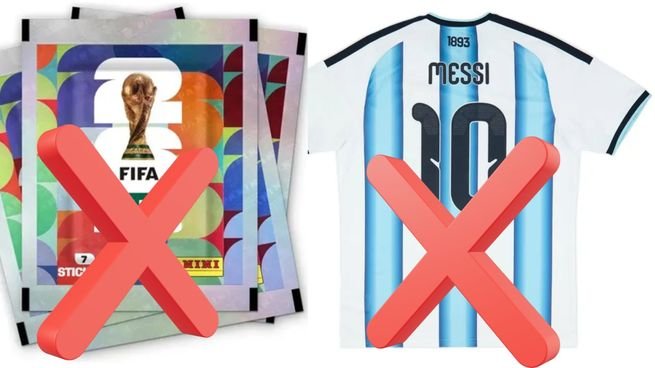 Figuritas y camisetas de fútbol falsificadas del Mundial 2026 exhibidas en un puesto callejero