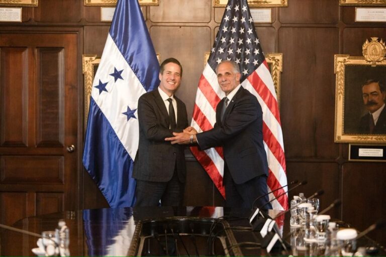 Presidente Nasry Asfura y senador Bernie Moreno en Casa Presidencial