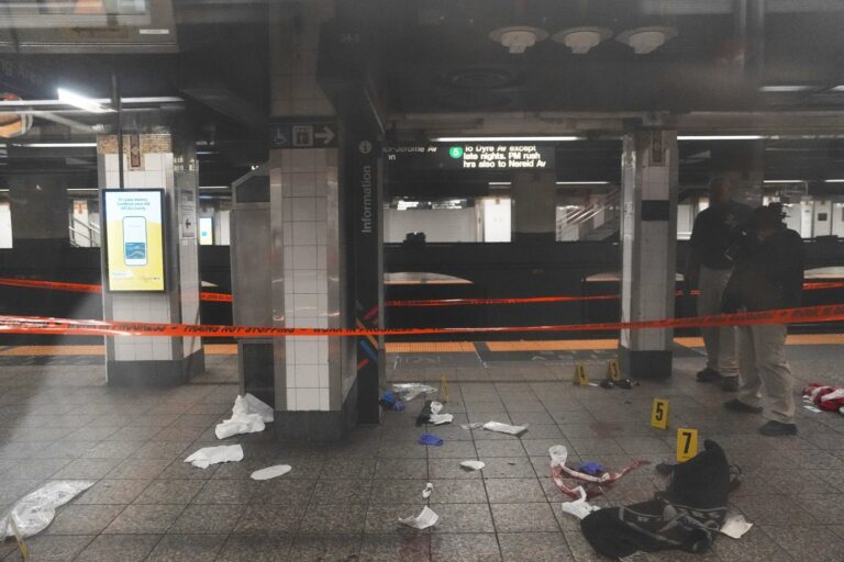 Estación del metro de Nueva York con agentes de policía patrullando