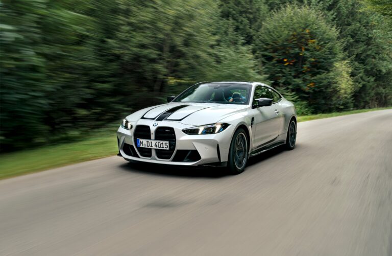 BMW M4 Competition Coupé M xDrive 2024 en color gris, vista frontal