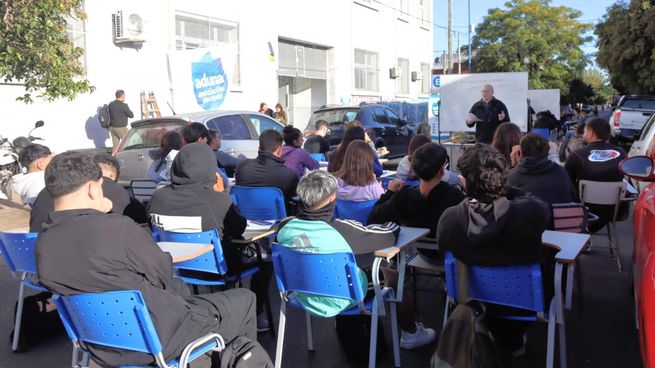 Docentes universitarios marchando con pancartas en reclamo de presupuesto