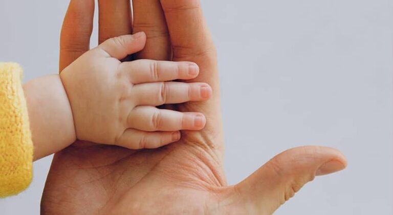 Imagen ilustrativa de un niño con acondroplasia siendo atendido por un médico