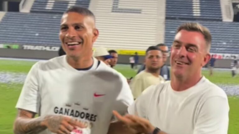 Pablo Guede y Paolo Guerrero se abrazan tras la victoria de Alianza Lima sobre Los Chankas en Matute