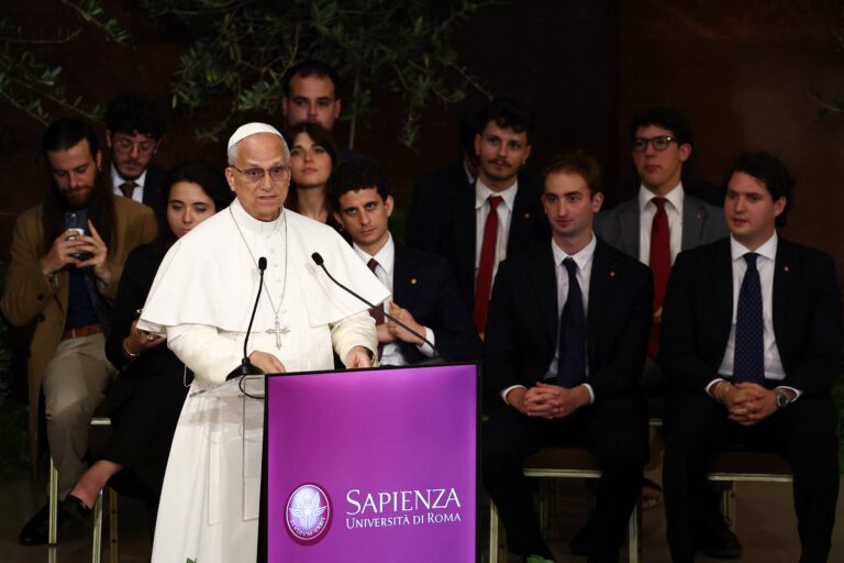 El papa León XIV en el Vaticano junto a miembros de la curia