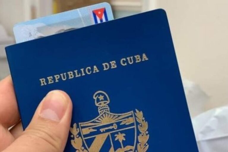 Pasaporte cubano sobre una mesa