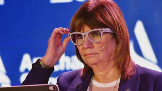Patricia Bullrich y Manuel Adorni en el Congreso