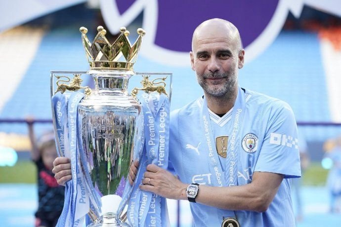 Pep Guardiola en el banco del Manchester City durante un partido
