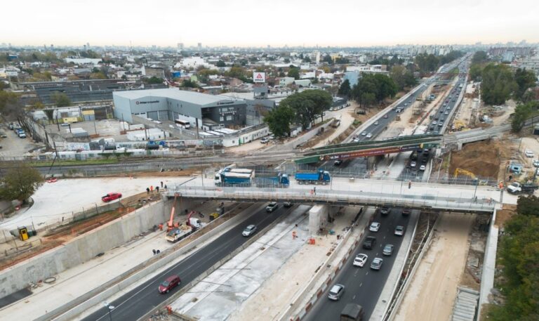 Vista de una autopista porteña con señalización de desvío por obras
