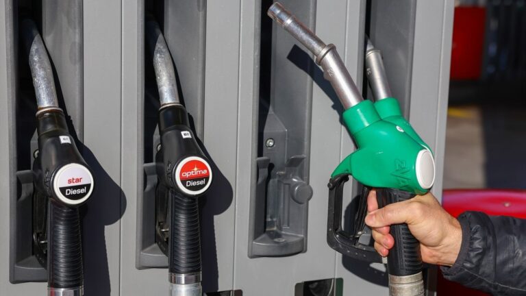 Estación de servicio con surtidores de combustible y precios visibles