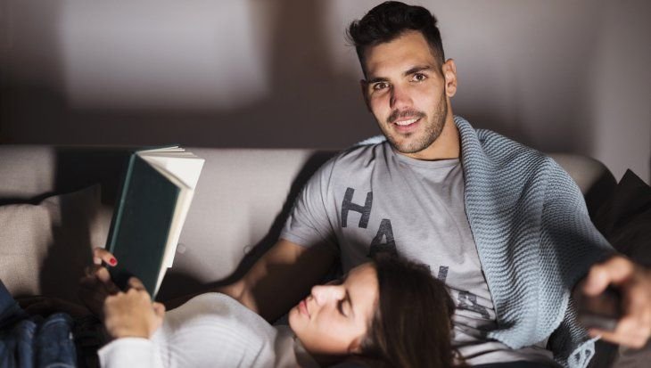 Logos de Netflix, Amazon Prime Video, HBO Max y Disney+ sobre fondo oscuro