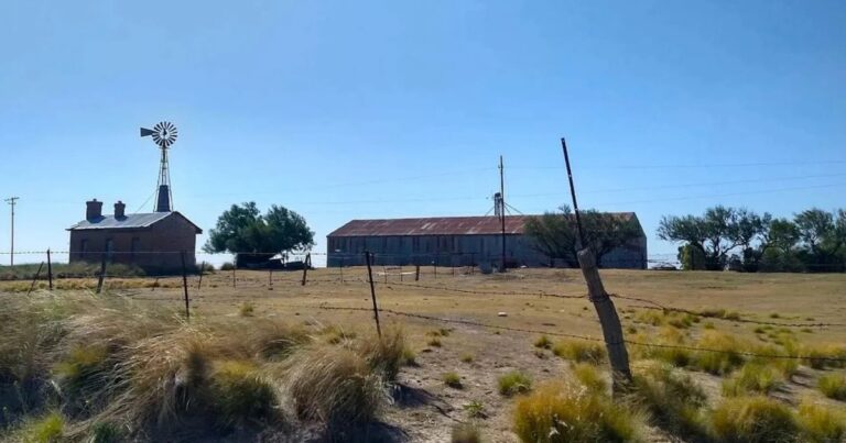 Vista de calles vacías y construcciones abandonadas en el pueblo fantasma de Estela, Buenos Aires