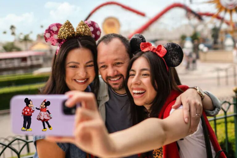 Entrada a un parque de Disney con cartel de reconocimiento facial