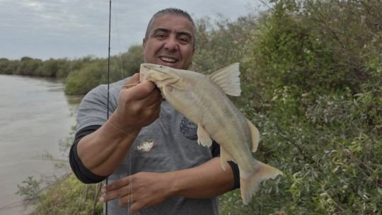Pescador en el río Utis, Santiago del Estero