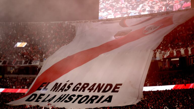 Jugadores de River Plate celebrando la clasificación a la final del Torneo Apertura en el Estadio Monumental