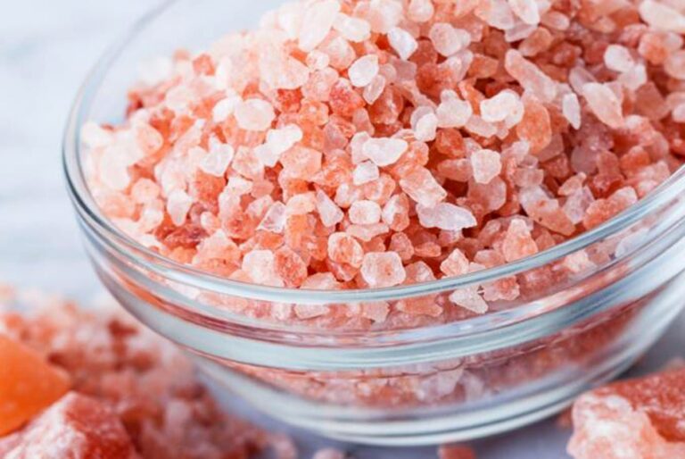 Sal de mesa, sal marina y sal del Himalaya en recipientes