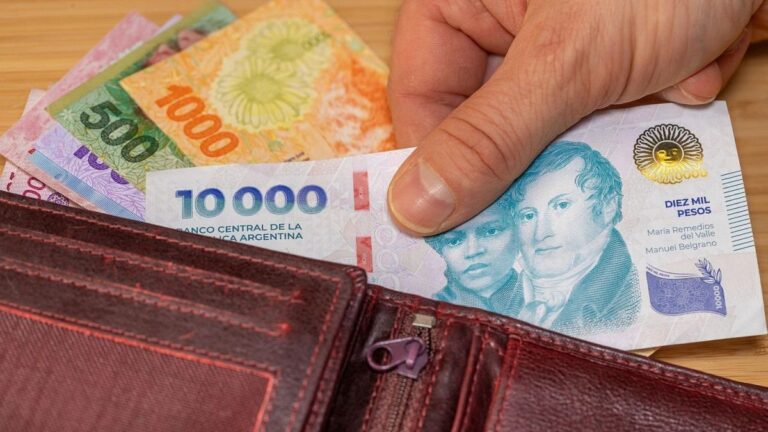 Trabajadores argentinos con documentos salariales