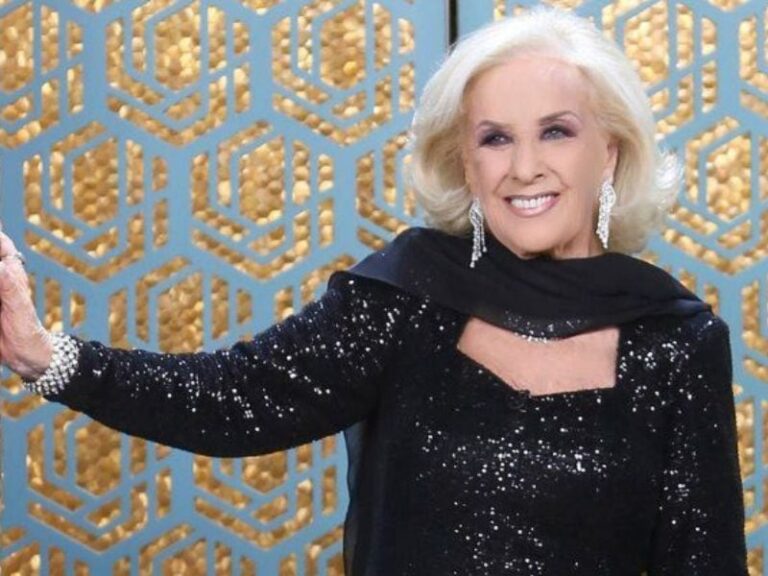 Mirtha Legrand sonriente durante el cumpleaños de Elvira Guaraz