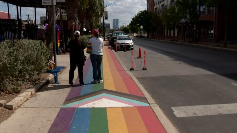 Aceras multicolores en el Pride Cultural Heritage District de San Antonio