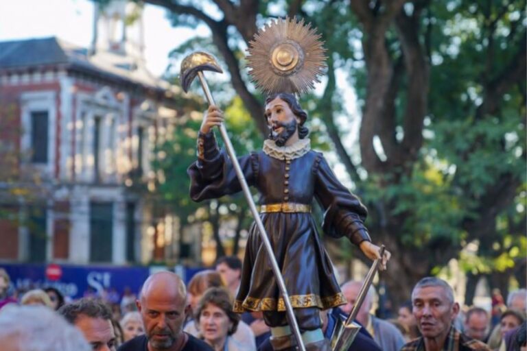 Imagen de San Isidro Labrador con atributos de labrador y un arado