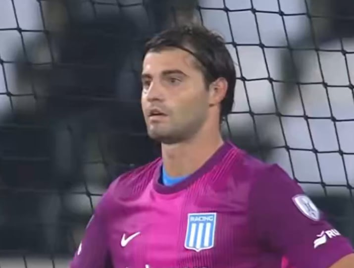 Santiago Sosa con guantes de arquero y short de Cambeses en el partido Racing vs Botafogo