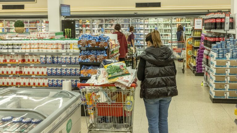 Gráfico de inflación mensual en Argentina con tendencia a la baja
