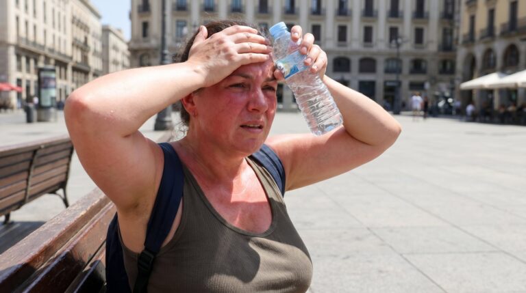 Persona bebiendo agua en un día caluroso de verano