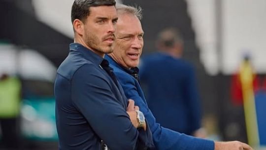 Socios de Talleres reunidos en La Boutique para juntar firmas