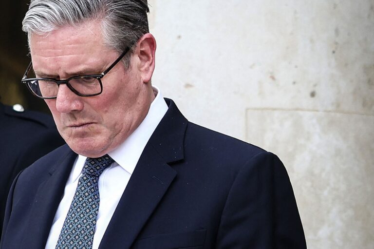 Keir Starmer dando un discurso en Londres